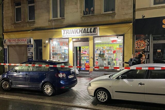 Die Polizei Dortmund sperrt einen Tatort nach einem Messer-Angriff vor einem Kiosk.