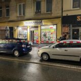 Die Polizei Dortmund sperrt einen Tatort nach einem Messer-Angriff vor einem Kiosk.