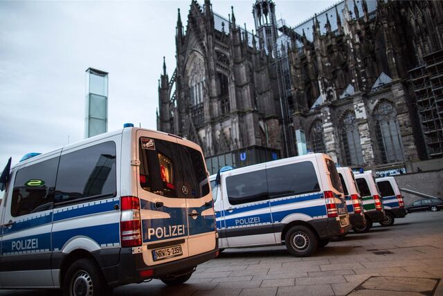 Polizeiautos stehen vor dem Kölner Dom und dem Hauptbahnhof.