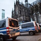 Polizeiautos stehen vor dem Kölner Dom und dem Hauptbahnhof.