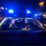 Zwei Polizeibeamte in einem Strafenwagen