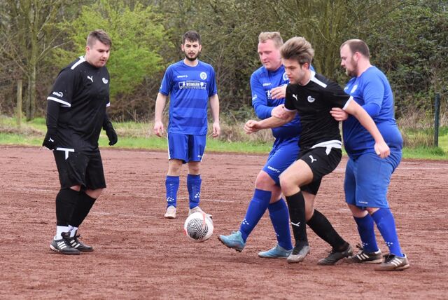 Stehen am Ende der Kreisliga C4: Daniel Peterka (M.) und die SG Horneburg II.