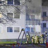 Einsatzkräfte dringen am 22. März über Leitern in ein verrauchtes Gebäude in Menden vor.