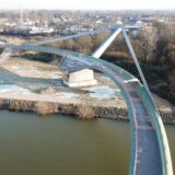 Der Sprung über die Emscher ist fast fertig. Es fehlen noch Feinheiten, aber die neue Landmarke kann man schon erkennen.