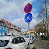 Autos parken am Straßenrand.
