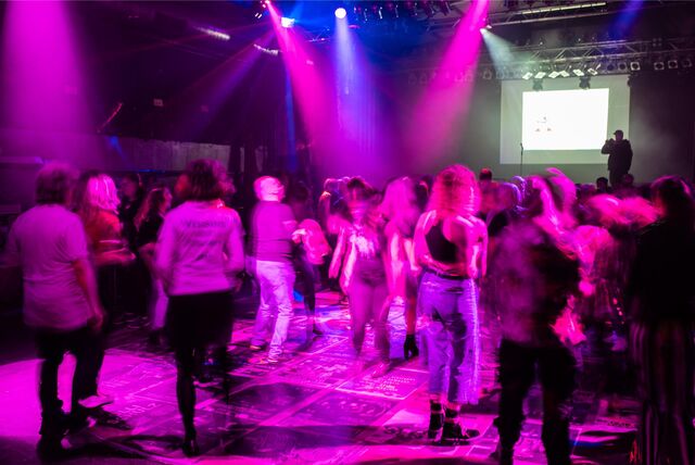 Menschen tanzen trotz des Tanzverbots an Karfreitag im Club „LKA-Longhorn“ in Stuttgart.