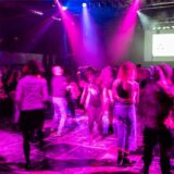 Menschen tanzen trotz des Tanzverbots an Karfreitag im Club „LKA-Longhorn“ in Stuttgart.