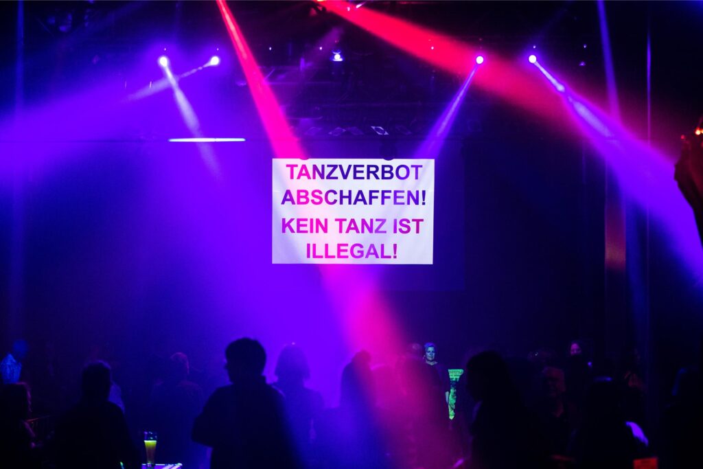 Während auf einer digitalen Anzeige der Spruch Während auf einer digitalen Anzeige der Spruch