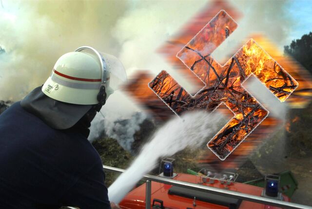 Ein Feuerwehrmann, der ein brennendes Hakenkreuz löschen. Eine Montage aus mehreren Bildern.