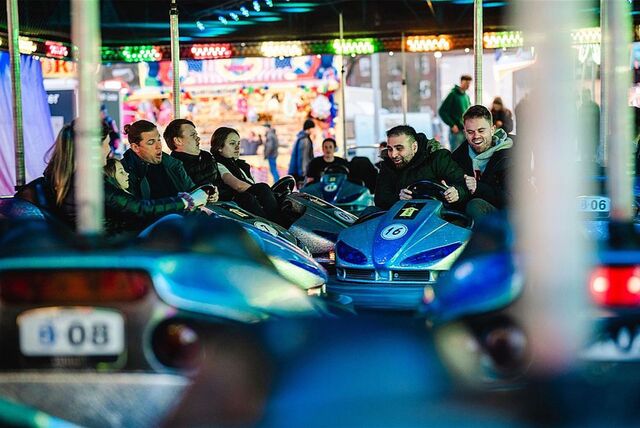 Besucher fahren Autoscooter auf der Osterkirmes in Bochum.