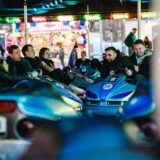 Besucher fahren Autoscooter auf der Osterkirmes in Bochum.