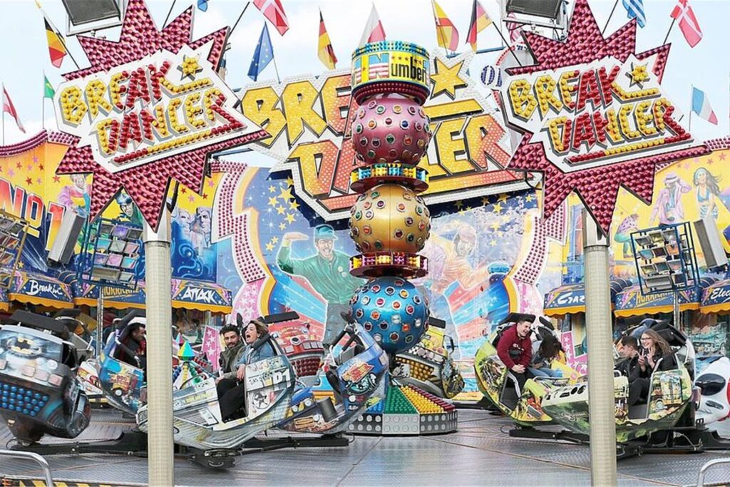 Kirmes Besucher fahren auf dem Fahrgeschäft Kirmes Besucher fahren auf dem Fahrgeschäft