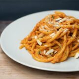 Nudeln mit Pesto Rosso liegen auf einem Teller.