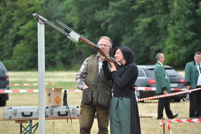 Bereits seit einigen Jahren sind Frauen beim Vogelschießen des ABSV Henrichenburg vertreten. Hier ein Archivbild aus 2019.