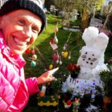 Radio-91.2-Wetterexperte Burkhard Dreischer zeigt anlässlich von Ostern 2024 auf einen aus Schnee geformten Osterhasen.
