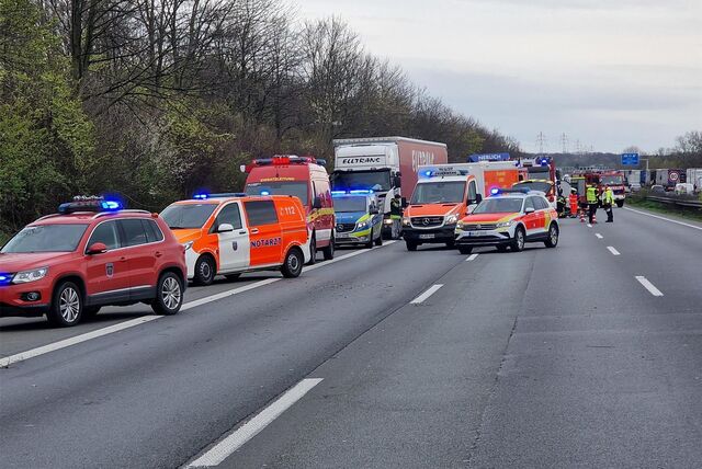 Mehrere Fahrzeuge von Rettungsdienst und Feuerwehr stehen auf der A1 in Höhe Unna.