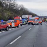 Mehrere Fahrzeuge von Rettungsdienst und Feuerwehr stehen auf der A1 in Höhe Unna.