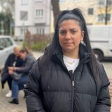 Selvi Aksünger vom Café Rot im Kaiserstraßenviertel darf seit Dienstag (26.3.) drei Stellplätze vor ihrem Betrieb für Außengastronomie nutzen. Doch zwei Parkplätze werden von Fahrzeugen blockiert.