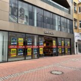 Die Filiale des Deko-Ladens Depot auf der Breiten Straße in Recklinghausen. In den Schaufenstern hängen Plakate, die auf einen Räumungsverkauf hindeuten.