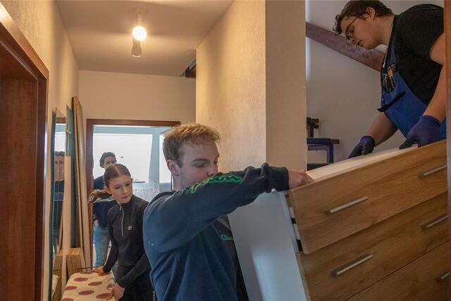 Claudia und Margret von Gilardi werden von Luke Ewald-Hansen (16) und Fabian Bigdon (17) beim Umzug unterstützt.