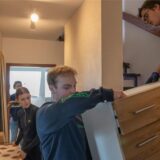 Claudia und Margret von Gilardi werden von Luke Ewald-Hansen (16) und Fabian Bigdon (17) beim Umzug unterstützt.