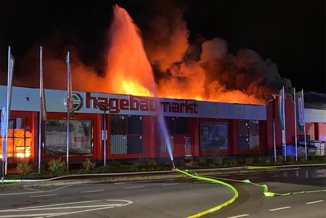 Der Hagebaumarkt am Westring in Castrop-Rauxel stand am Dienstagabend (26.3.) seit etwa 19.20 Uhr in Flammen. Auch gegen Mitternacht war die Feuerwehr noch im Einsatz.