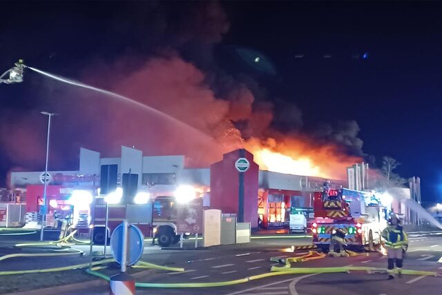 Einsatzkräfte vor brennendem Baumarkt in Castrop-Rauxel.