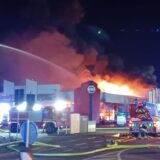 Einsatzkräfte vor brennendem Baumarkt in Castrop-Rauxel.