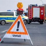 Unfallschild und Polizei auf der Straße
