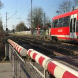 Ein Zug hält am Sythener Bahngleis.