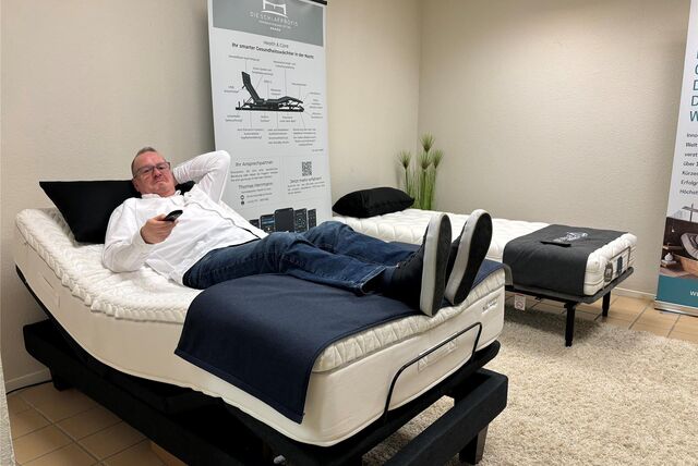 Im Showroom in Dorsten stehen zwei smarte Betten zur Anschauung bereit. Thomas Herrmann nutzt selbst ein innovatives Bett.