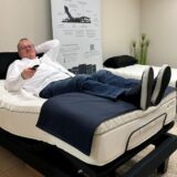 Im Showroom in Dorsten stehen zwei smarte Betten zur Anschauung bereit. Thomas Herrmann nutzt selbst ein innovatives Bett.