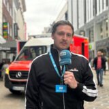 Der Reporter Lars Flaig von den Ruhr Nachrichten steht in Dortmund auf dem Westenhellweg vor einem Krankenwagen am Einsatzort.
