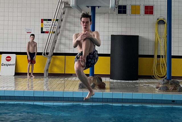 Junge springt ins Wasser