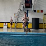 Junge springt ins Wasser