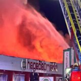 Die Feuerwehr löscht den Brand in der Filiale Hagebaumarkt Langenhorst.