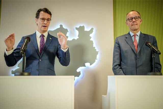 Friedrich Merz (r, CDU), CDU-Bundesvorsitzender und Unionsfraktionsvorsitzender, und Hendrik Wüst (CDU), Ministerpräsident von Nordrhein-Westfalen, geben eine gemeinsame Pressekonferenz zu den Ergebnissen der Ministerpräsidentenkonferenz.
