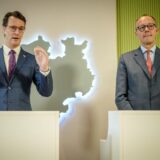 Friedrich Merz (r, CDU), CDU-Bundesvorsitzender und Unionsfraktionsvorsitzender, und Hendrik Wüst (CDU), Ministerpräsident von Nordrhein-Westfalen, geben eine gemeinsame Pressekonferenz zu den Ergebnissen der Ministerpräsidentenkonferenz.