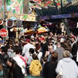 Besucher gehen über die Osterkirmes in Düsseldorf-Grafenberg.