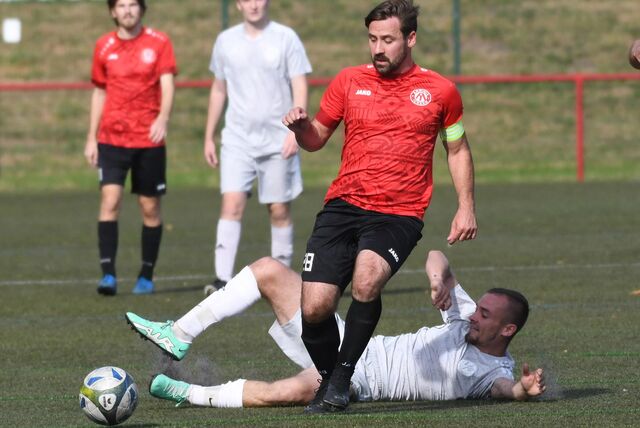 Die Glückauf-Kampfbahn ist auch die Heimat der SG Arminia/Victoria (rote Trikots) in der Kreisliga B.