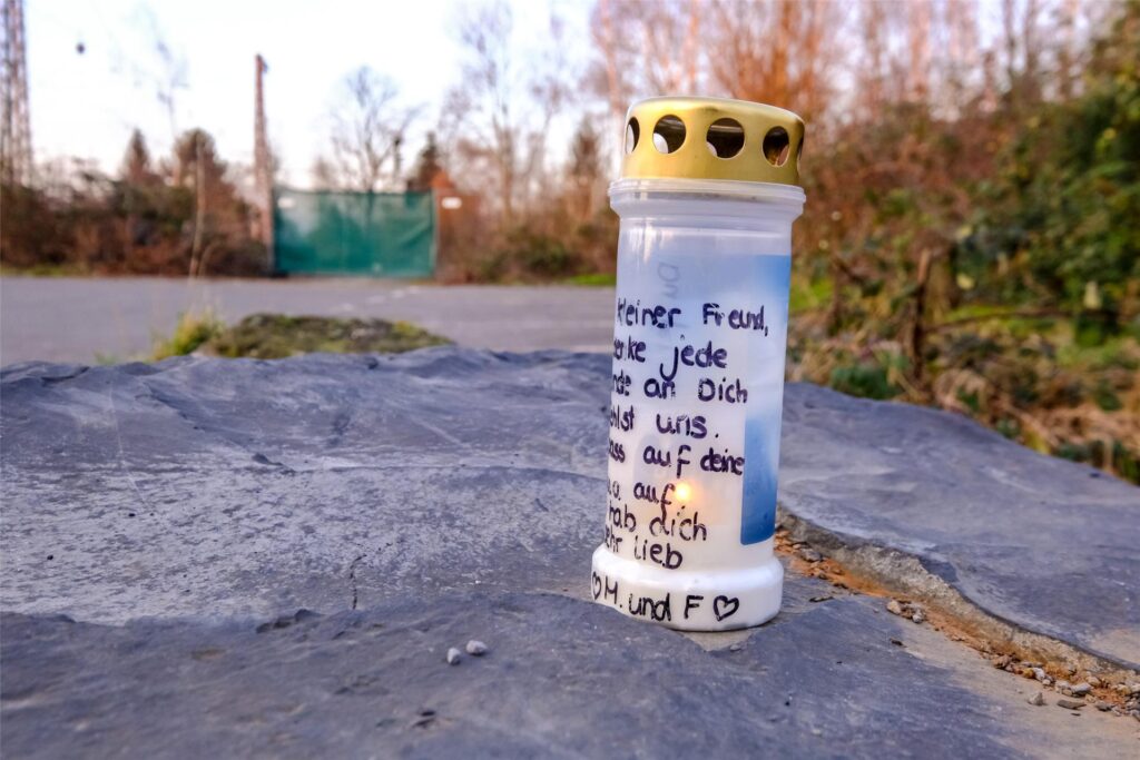 Ein Grablicht als letzter Gruß. 