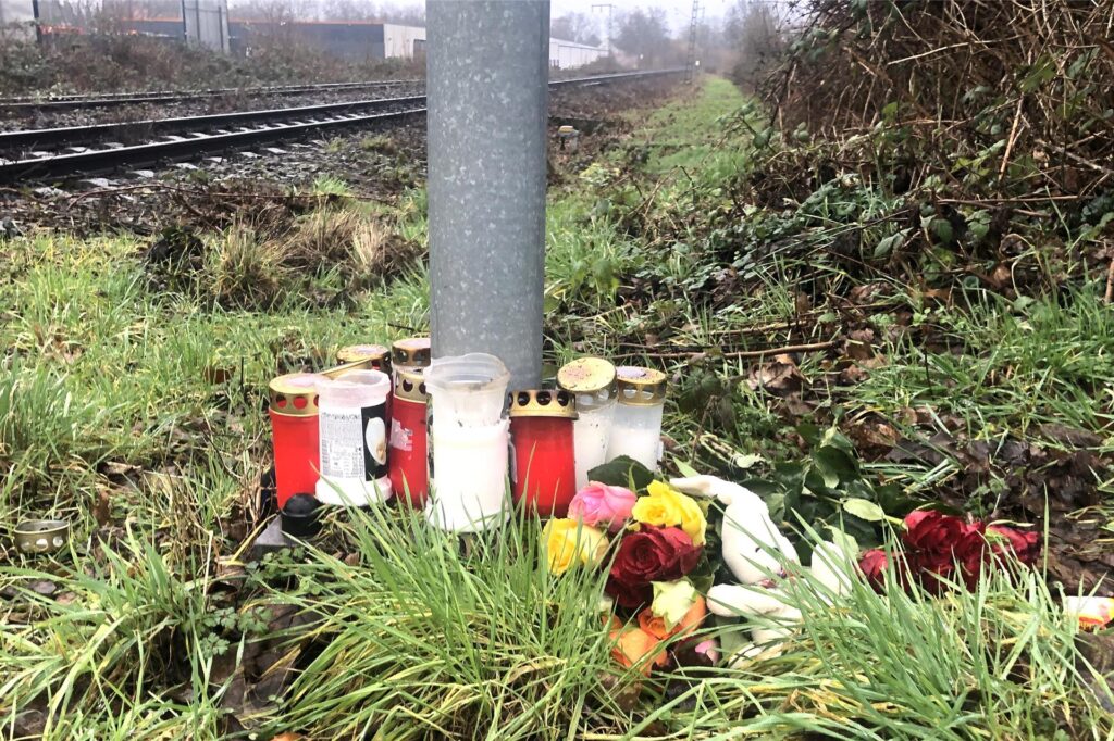 Blumen und Kerzen an der Hubertusstraße 