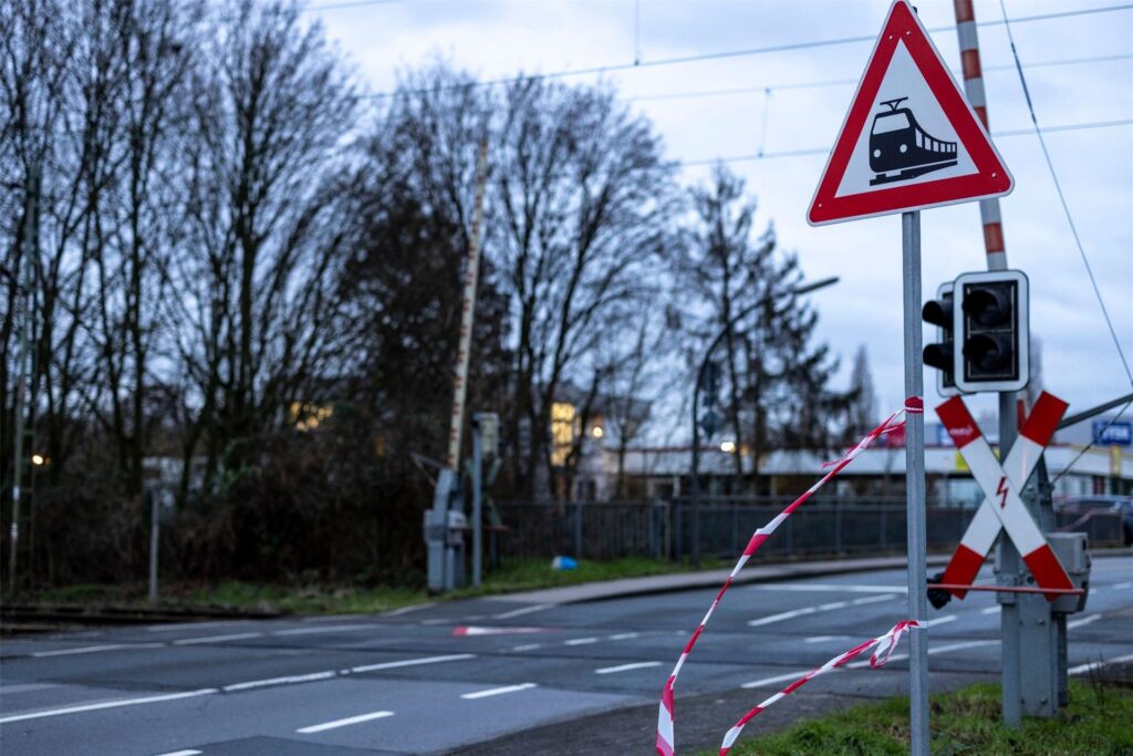 Flatterband vor einem Andreaskreuz an der Hubertusstraße