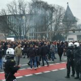 Polizisten und Fußballfans auf dem Wall in Dortmund