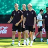 Nico Schlotterbeck, Niklas Süle und Julian Brandt während des DFB-Trainings.