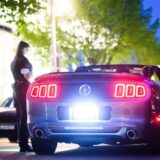 Polizisten kontrollieren ein getuntes Fahrzeug am Expo-Park. Dort treffen sich immer wieder Auto-Tuner und Autofans.