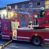 Drehleiter rettet Menschen aus Haus
