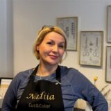 Nadiia steht in ihrem neuen Friseursalon in Dorsten.