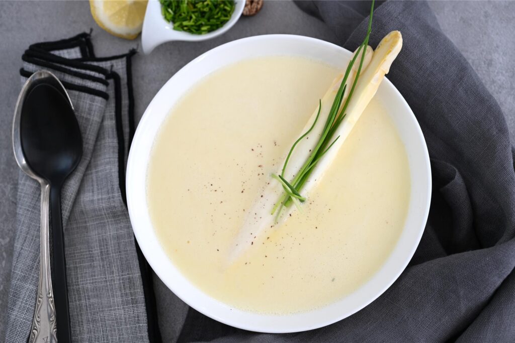 Spargelsuppe ist in einer Schüssel. 
