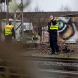 Polizisten stehen an den Gleisen in der Nähe der Lok. Bei einem tödlichen Unfall in Recklinghausen sind zwei Jungen von einem Güterzug erfasst worden.